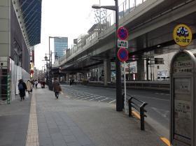 バスを降りて右手側の横断歩道へ進みます