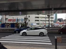 横断歩道を渡ります