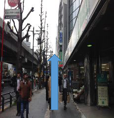 正面(サイゼリヤ様方面)へ真っすぐ進みます