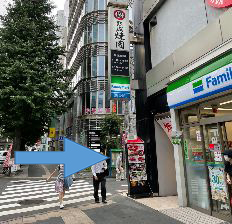 ファミリーマートを右折