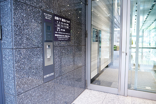 1Fエントランス自動ドア(北側)